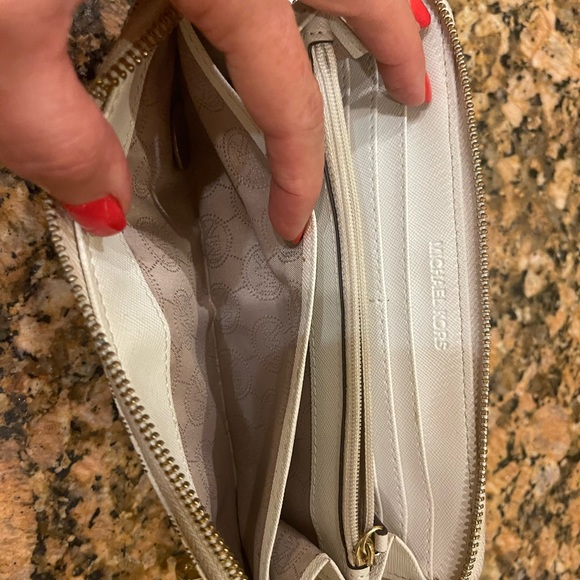 Michael Kors wallet - Picture 6 of 10